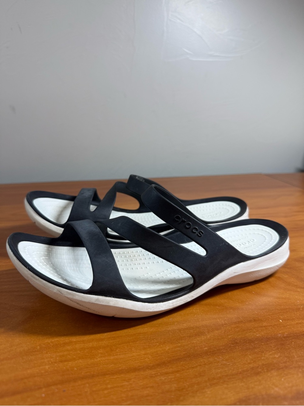 Crocs Women’s Swiftwater Sandal Black White Slip on Comfort Casual Strappy W8
